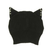 Szegecses fémdíszes kötött sapka