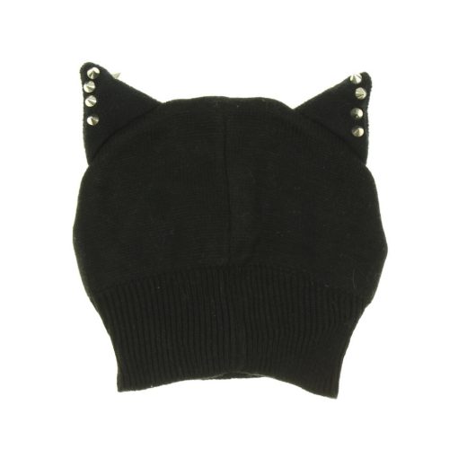 Szegecses fémdíszes kötött sapka