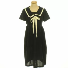 Galléros fekete ruha