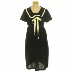 Galléros fekete ruha