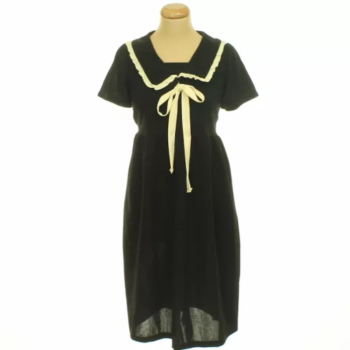 Galléros fekete ruha