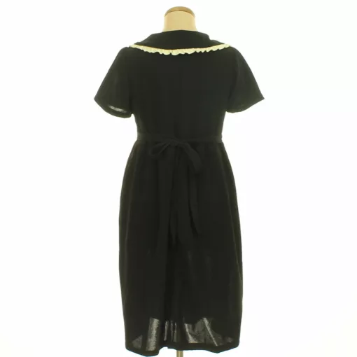 Galléros fekete ruha